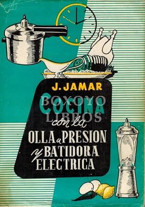 Cocina con la olla a presión y batidora eléctrica