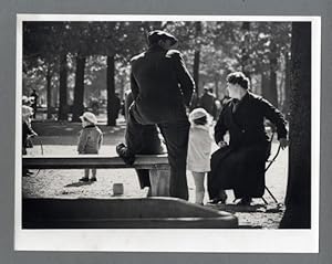 Imagen del vendedor de Maurice Tabard. Original-Photographie. 1970er Jahre, o. T. (Familie mit Kindern im Park) a la venta por akpool GmbH