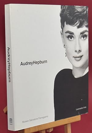 Image du vendeur pour Audrey Hepburn. Una Donna, Lo Stile; A Woman, The Style. Italian and English text mis en vente par Libris Books