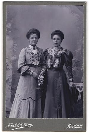 Bild des Verkufers fr Fotografie Carl Bhm, Altenburg, Am Hoftheater, zwei hnlich aussehende Schwestern in verzierten Kleidern zum Verkauf von Bartko-Reher