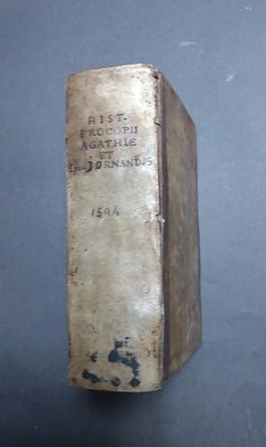 Bild des Verkufers fr IUSTINIANI AUGUSTI HISTORIA, IN QUA BELLUM PERSICUM, VANDILICUM, GOTHICUM, CLARISSIMORUM DUCUM, BELISARI PRAESERTIM NARSELIQUE, PRUDENTIA ET FORTITUDINE DUCTUM ATQUE FELICITER ABSOLUTUM; OPERA AUTEM ET STUDIO PROCOPII CAESARIENSIS, AGATHIAE, MYRRINAEI, JO zum Verkauf von Librairie Philosophique J. Vrin