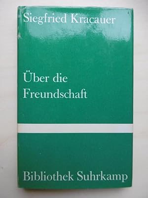 Bild des Verkufers fr ber die Freundschaft. Essays. (Editorische Notiz und Nachwort von Karsten Witte). zum Verkauf von Antiquariat Steinwedel