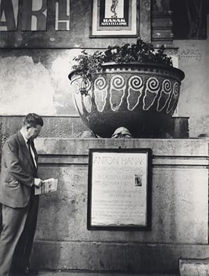 Bild des Verkufers fr Drei Pressefotos. Wien, Bilderdienst der Stadt Wien 1949. zum Verkauf von Georg Fritsch Antiquariat