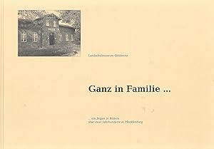 Bild des Verkufers fr Landschulmuseum Gldenitz - Ganz in Familie - ein Bogen in Bildern ber zwei Jahrhunderte in Mecklenburg zum Verkauf von Antiquariat Christian Wulff