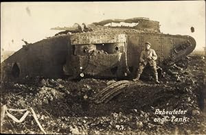 Foto Ansichtskarte / Postkarte Erbeuteter englischer Tank, Soldat vor einem Panzer, I WK