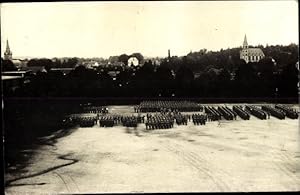 Foto Ansichtskarte / Postkarte Deutsche Soldatenkompanie auf einem Exerzierplatz, Paradeaufstellung