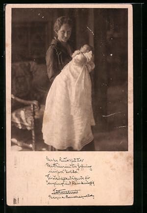 Seller image for Ansichtskarte Victoria Luise Herzogin von Braunschweig mit ihrem Baby im Taufkleid for sale by Bartko-Reher