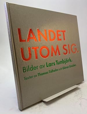 Seller image for Landet utom sig. Bilder frn Sverige. / Country beside itself. Pictures from Sweden. Texter av Thomas Tidholm och Gran Greider. for sale by Rnnells Antikvariat AB