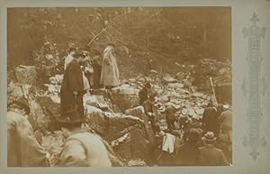 Kabinett Foto Bornholm Dänemark, Männer klettern über Felsen an der Küste, 1896 - Foto: Max Kretz...