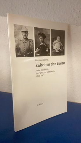 Bild des Verkufers fr Zwischen den Zeilen: Kleine Geschichte des Karlsruher Adressbuchs 1818-1993 zum Verkauf von Bchersammelservice Steinecke
