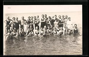 Bild des Verkufers fr Foto-Ansichtskarte Familientreffen am Strand in Bademode zum Verkauf von Bartko-Reher