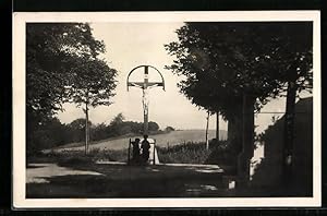 Bild des Verkufers fr Ansichtskarte Bad Deutsch-Altenburg, Kinder beten am Kreuz zum Verkauf von Bartko-Reher