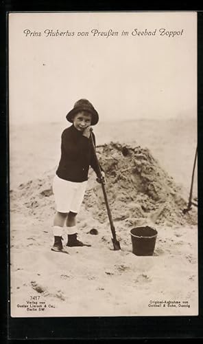 Bild des Verkufers fr Ansichtskarte Zoppot, Der kleine Prinz Hubertus mit Eimer und Schippe am Strand zum Verkauf von Bartko-Reher