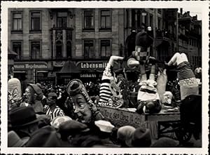 Imagen del vendedor de Foto Ansichtskarte / Postkarte Festzug, Fest, Geschmckter Wagen, Masken, Akrobaten, Geschfte a la venta por akpool GmbH