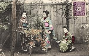Bild des Verkufers fr Ansichtskarte / Postkarte Japan, Frauen in japanischen Trachten, Garten, Baum, Zaun zum Verkauf von akpool GmbH