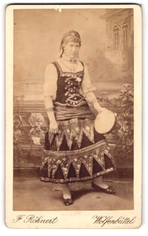 Image du vendeur pour Fotografie F. Rhnert, Wolfenbttel, Dame im Kostm als Zigeunerin mit Tamburin, Vagabundin mis en vente par Bartko-Reher