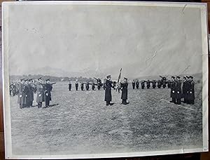 Remise de drapeau sur un terrain d'aviation