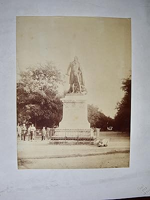 Statue d'un Vice-amiral (?) avec quelques personnages.