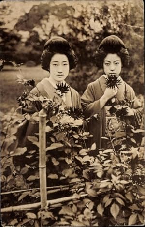 Bild des Verkufers fr Ansichtskarte / Postkarte Japan, Zwei Frauen in japanischen Trachten, Blumen, Garten zum Verkauf von akpool GmbH