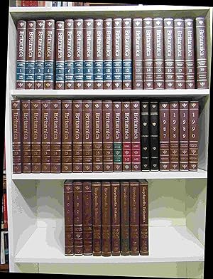Immagine del venditore per The New Encyclopaedia Britannica [in 32 Volumes], 32 Bnde (= alles) + 2 Bnde 'Supplement' + 13 Bnde 'Book of the Year' von 1987 bis 1999, insg. also 47 Bnde (!), venduto da Antiquariat Orban & Streu GbR
