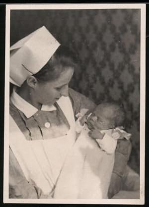 Bild des Verkufers fr Fotografie Krankenschwester kmmert sich um neugeborenes Baby zum Verkauf von Bartko-Reher