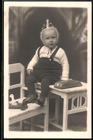 Bild des Verkufers fr Fotografie Baby nebst Stromlinien-Blechauto, Spielzeug-Rennwagen 1942 zum Verkauf von Bartko-Reher