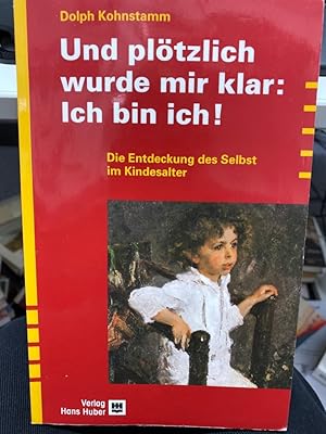 Bild des Verkufers fr Und pltzlich wurde mir klar: Ich bin ich! : die Entdeckung des Selbst im Kindesalter. Zu den seltsamsten und wunderbarsten Erlebnissen eines Kindes gehrt die pltzliche Erkenntnis, dass es eine eigenstndige Person ist. Im Bewusstsein des Kindes hebt sich von einem Augenblick zum andern ein Schleier, und es wird berwltigt von der Einsicht: Ich bin ich - ich bin der einzige Mensch, den ich von innen kenne; alle andern sehe ich von auen. Diese Erleuchtung ereignet sich meistens nach dem siebten Lebensjahr, manchmal auch erst in der Pubertt. Der Autor hat - wahrscheinlich als Erster - systematisch Berichte Erwachsener ber solche Erfahrungen gesammelt und nach bestimmten Kriterien - vor allem Deutlichkeit, Sachlichkeit und Glaubwrdigkeit - geordnet. Die schnsten Beispiele - viele stammen aus Deutschland, sterreich und der Schweiz - wurden fr dieses Buch ausgewhlt und kommentiert. Zitate aus Romanen und Autobiographien, in denen hnliche Erlebnisse geschildert werden, rund zum Verkauf von bookmarathon