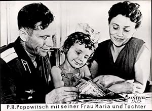 Foto Sowjetische Raumfahrt, Kosmonaut P. R. Popowitsch mit Frau Maria und Tochter