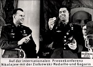 Foto Sowjetische Raumfahrt, Kosmonaut Nikolajew mit Ziolkowski Medaille, Gagarin, Pressekonferenz