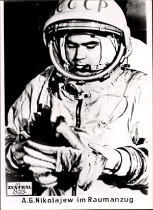 Foto Sowjetische Raumfahrt, Kosmonaut A. G. Nikolajew im Raumanzug - Stempel Erster Gruppenflug i...