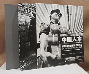 Image du vendeur pour Humanism in China. A contemporary record of photography. Editior-in-Chief Wang Huangsheng, Hu Wugong. (und) Ein fotografisches Portrait. Textband. Herausgegeben von Museum fr Moderne Kunst, Frankfurt am Main, Staatsgalerie Stuttgart, Bayerische Staatsgemldesammlungen, Mnchen, Staatliche Museen zu Berlin, Staatliche Kunstsammlungen Dresden. mis en vente par Dieter Eckert