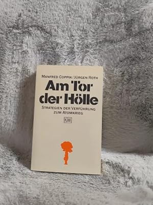 Seller image for Am Tor der Hlle : Strategien d. Verfhrung zum Atomkrieg. Manfred Coppik ; Jrgen Roth / KiWi ; 14 for sale by TschaunersWelt