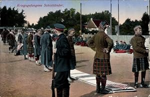 Ansichtskarte / Postkarte Kriegsgefangene Schottländer, Soldaten im Auffanglager, Schottische Kit...