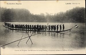 Bild des Verkufers fr Ansichtskarte / Postkarte Laos, Courses de Pirogues, Les Miliciens de Luang Prabang, vainqueurs, saluent la Tribune zum Verkauf von akpool GmbH