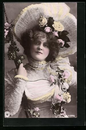 Bild des Verkufers fr Foto-Ansichtskarte NPG Nr. 298 /1: Dame im Kleid mit Hut und Blumen zum Verkauf von Bartko-Reher