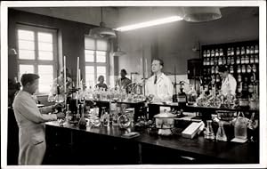Foto Ansichtskarte / Postkarte Männer in einem Labor, Chemiker