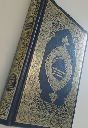 Bild des Verkufers fr The Noble Qur'an: The English Translation of the Meanings and Commentary zum Verkauf von Gabis Bcherlager