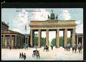 Ansichtskarte Berlin, Pferdekutschen und Wachen vor dem Brandenburger Tor