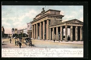Ansichtskarte Berlin, Das Brandenburger Tor vom Tiergarten aus gesehen