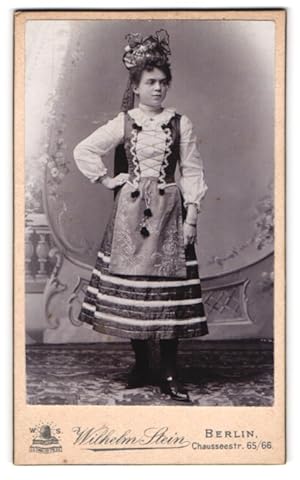 Image du vendeur pour Fotografie Wilhelm Stein, Berlin, junge Frau als Zigeunerin / Vagabundin im Kostm mis en vente par Bartko-Reher