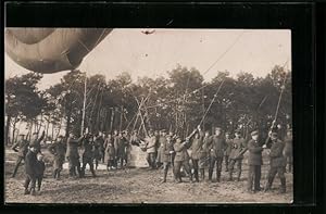 Foto-Ansichtskarte Freikorps-Luftschiffer mit Ballon, Weimarer Republik