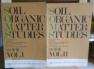 Imagen del vendedor de Soil Organic Matter Studies. Proceedings of a Symposium organized by IAEA and FAO in Co-operation with Agrochimica and held in Braunschweig, 6-10 September 1976. 2 Volumes (cpl.). a la venta por Versandantiquariat Trffelschwein