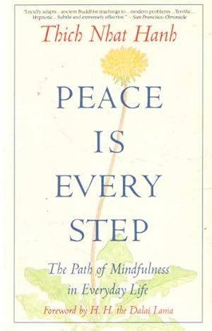 Imagen del vendedor de Peace Is Every Step. The Path of Mindfulness in Everyday Life a la venta por Bij tij en ontij ...