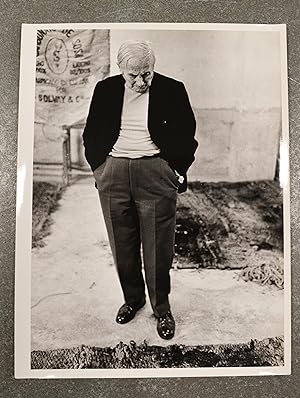 4 Fotografías Originales de Antonio Orzaez a Joan Miró en la creación del tapiz del Banco Urquijo.