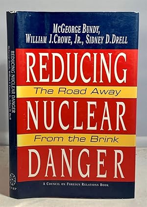 Imagen del vendedor de Reducing Nuclear Danger The Road Away from the Brink a la venta por S. Howlett-West Books (Member ABAA)