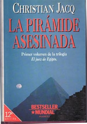 Seller image for La pirmide asesinada. Primer volumen de la triloga "El juez de Egipto". Novela. Traduccin de Manuel Serrat. for sale by Librera y Editorial Renacimiento, S.A.