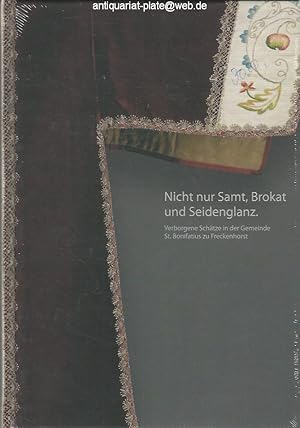 Imagen del vendedor de Nicht nur Samt, Brokat und Seidenglanz. Verborgene Schtze in der Gemeinde St. Bonifatius zu Freckenhorst. Texte: Markus Kamps, Dr. Gudrun Stracke-Sporbeck ; Fotos: Stephan Kube. Herausgegeben von Klaus Gruhn im Auftrag des Frderkreis Stiftskammer Freckenhorst e.V. Aus der Reihe: Schriftenreihe des Frderkreis Stiftskammer, Band 3. a la venta por Antiquariat-Plate