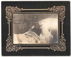 Fotografie unbekannter Fotograf und Ort, ältere verstorbene Dame Maria Jontar auf ihrem Sterbebet...