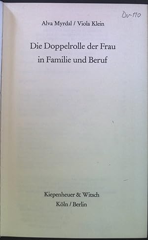Immagine del venditore per Die Doppelrolle der Frau in Familie und Beruf. venduto da books4less (Versandantiquariat Petra Gros GmbH & Co. KG)