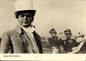 Bild des Verkufers fr Ansichtskarte / Postkarte Schauspieler Sergei Bondartschuk, Krieg und Frieden, Zylinder, Soldaten zum Verkauf von akpool GmbH